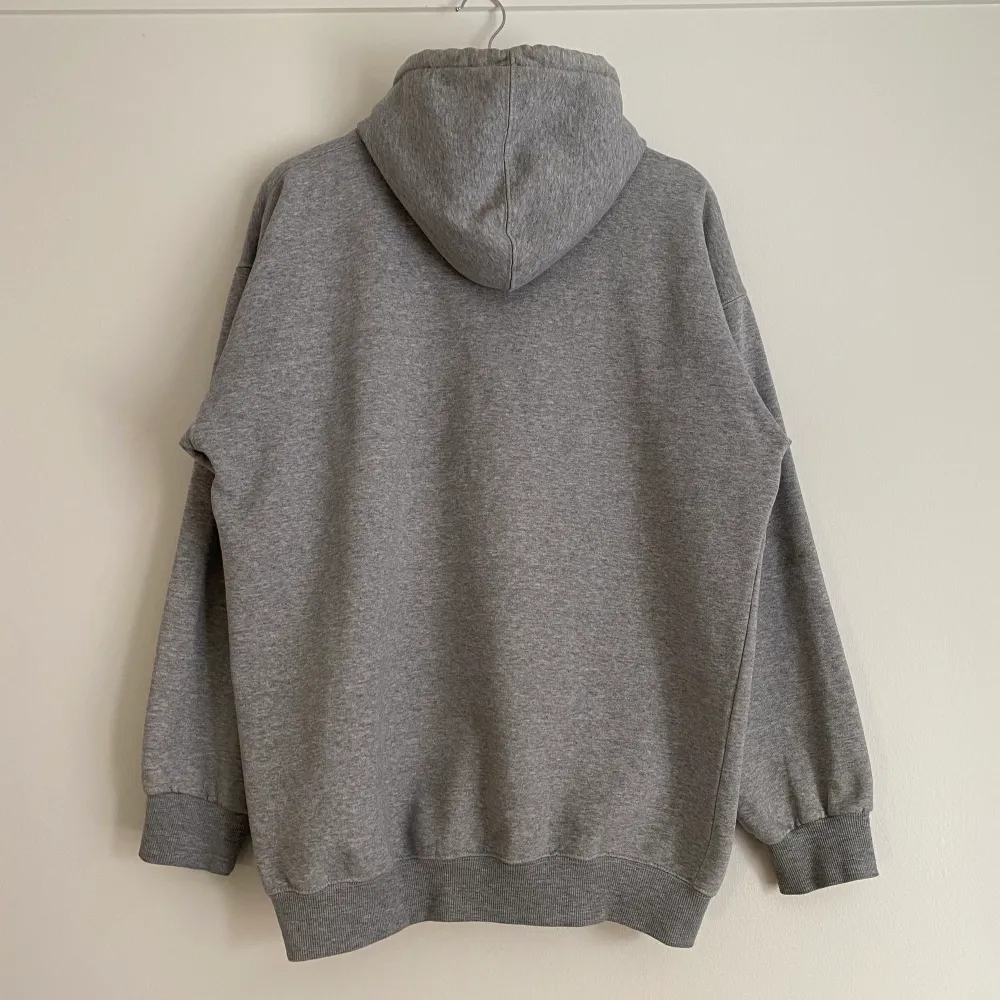 En clean hoodie från 90-tals skatemärket Neighborhood. Tror ej det är samma som det japanska märket neighborhood, vet ej säkert. Har en väldigt boxy fit och en liten huva. Storlek M, sitter oversized.. Hoodies.