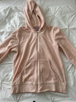 Juicy couture kofta  - En till vintage juicy couture kofta i en aprikos/ ljus rosa färg❤️ aldrig använd då den är väldigt liten💕 står i koftan att det är storlek L men skulle säga att de är som en xs/s 🤍
