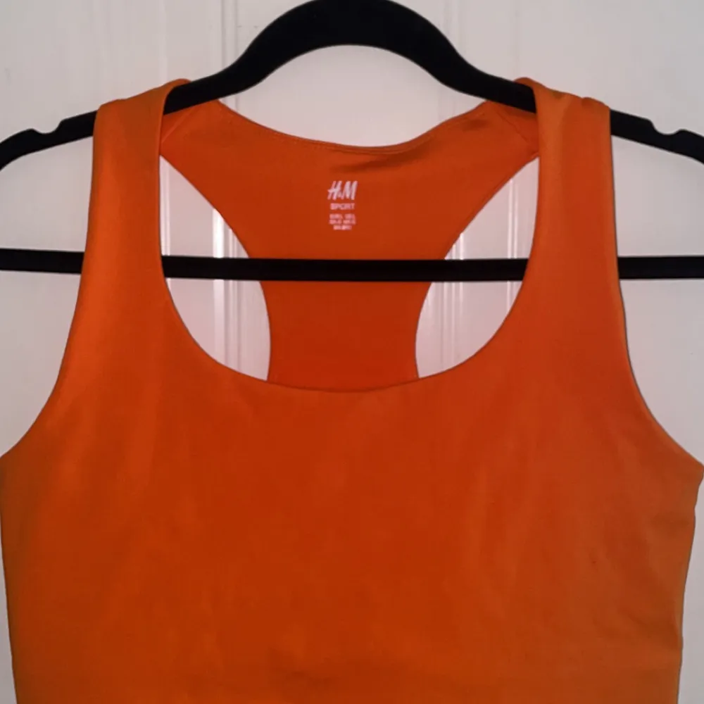 Orange sport topp från H&M, köpt för kanske 2 år sedan, aldrig använd. Toppar.