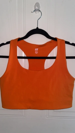 Sport topp från H&M - Orange sport topp från H&M, köpt för kanske 2 år sedan, aldrig använd