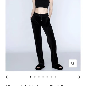 Svarta juicy byxor  - Säljer mina svarta juicy byxor som inte längre kommer till användning! 💕 skriv för flera bilder elr frågor! Byxorna är i str S, Tryck INTE på köp nu 💖