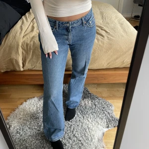 Arrow jeans - Jättefina jeans från weekday i modellen arrow. Storlek 29/32. Använda gärna knappen ” köp nu”. 
