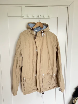 Jackor - 100kr st. Storlek L. Kolla min sida för mer kläder och om ni vill ha ett billigt paket pris! 