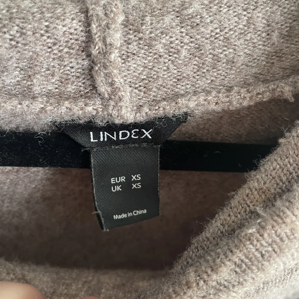 Stickad hoodie från lindex. Inte använd många gånger. Super fin och skön. . Stickat.