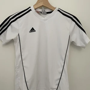 Adidas T-shirt  - En T-shirt från adidas som jag använt några gånger men som nu tyvärr sitter för tight:/ 