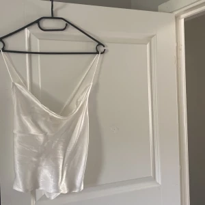 Topp - Fin satin topp från HM!! Knappt använd och har inga defekter!!