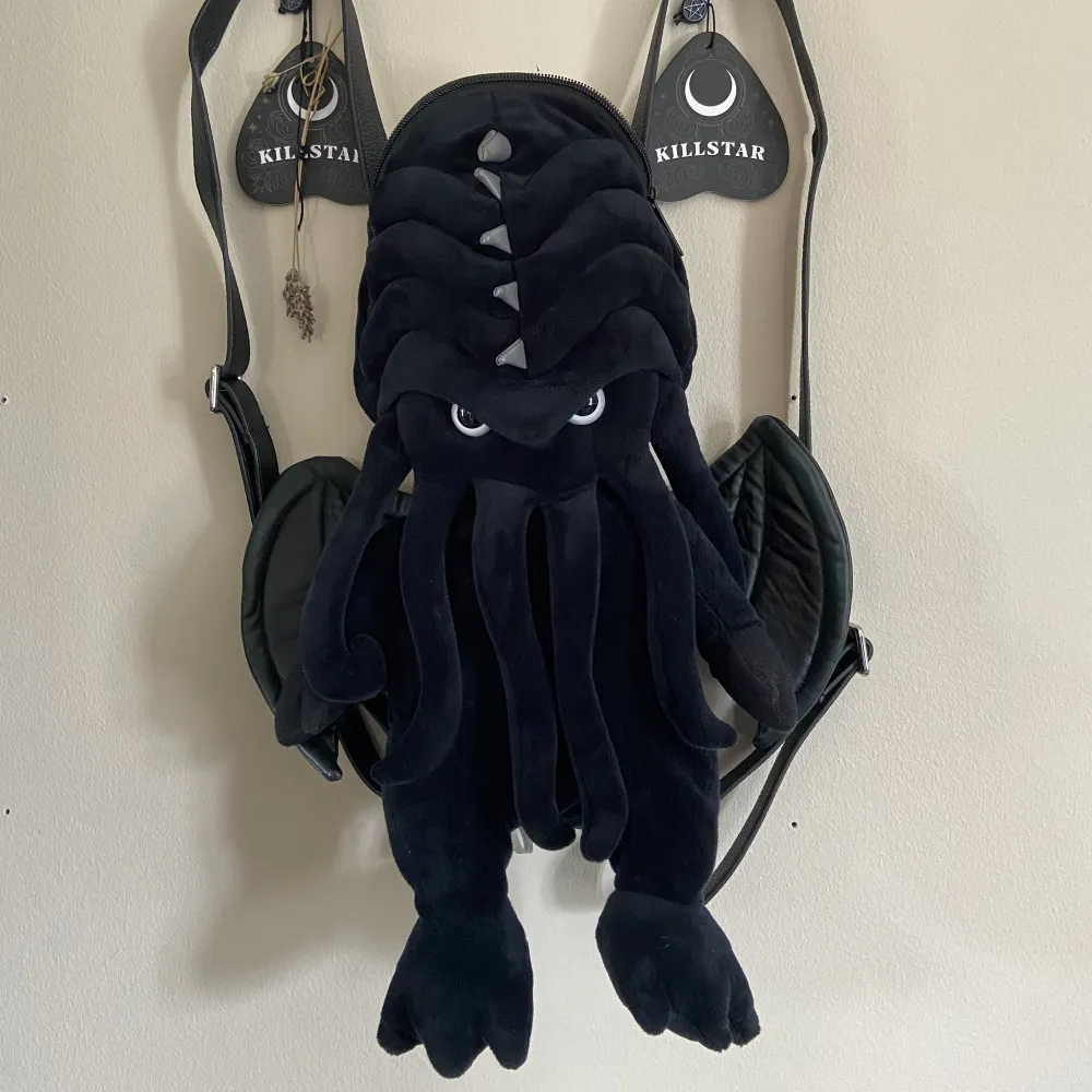 Killstar svart cthulhu plushi ryggsäck. Inte använd, bara suttit i min garderob. Två stycken fack med minimalt uttryme. Justerbara remmar. Orginal pris: cir 555kr (47.99€). Skriv för mer bilder✨. Väskor.