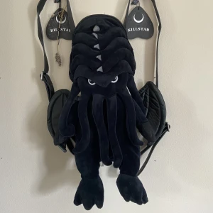 Killstar plushi ryggsäck  - Killstar svart cthulhu plushi ryggsäck. Inte använd, bara suttit i min garderob. Två stycken fack med minimalt uttryme. Justerbara remmar. Orginal pris: cir 555kr (47.99€). Skriv för mer bilder✨