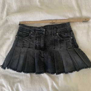 Kjol - Säljer denna söta kjol som tyvärr är för liten för mig (så har inga bilder med den på!)