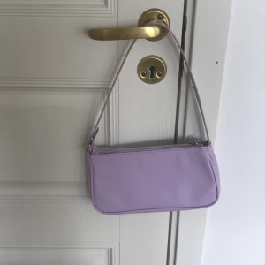 Lilla lack hm väska  - Säljer denna lilla lack väskan från hm använd ett par gånger men inga märken eller fläckar 