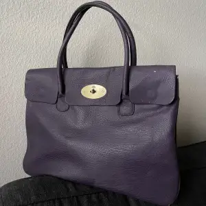 Säljer denna fina väskan från Mulberry i en lila färg, den har några få slitningar (bild 3). Annars är den i jättefint skick och nästintill oanvänd!🫶🏼