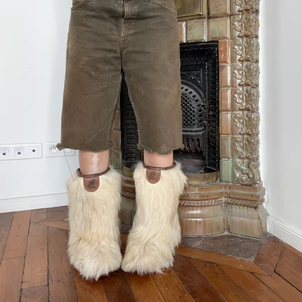 Vintage fur boots, köpta i Paris   Köparen står för frakt  Postar från Paris💕. Skor.