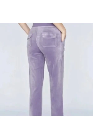 Juicy byxor  - Säljer mina jättefina juicy byxor nästan helt oanvända bara lite slitna lägnst ner sitter jätte bra på mig som är 158 priset går att diskutera 