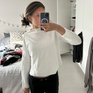 Tröja - Vit ribbad/randig tröja från Hm, är i storlek xs men passar mig som vanligtvis har s. Använd vid få tillfällen😆