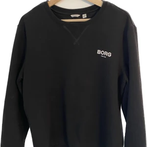 Björn Borg sweatshirt stl M - Säljer här min tröja från Björn Borg i stl M. Den är i bra skick. Priset kan diskuteras. Hör gärna av dig vid frågor!