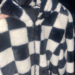 Rutig mysig jacka - Nyskick, bara använd någon enstaka gång. Köpt från H&M i storlek M. Jättemysig och perfekt nu för hösten💕