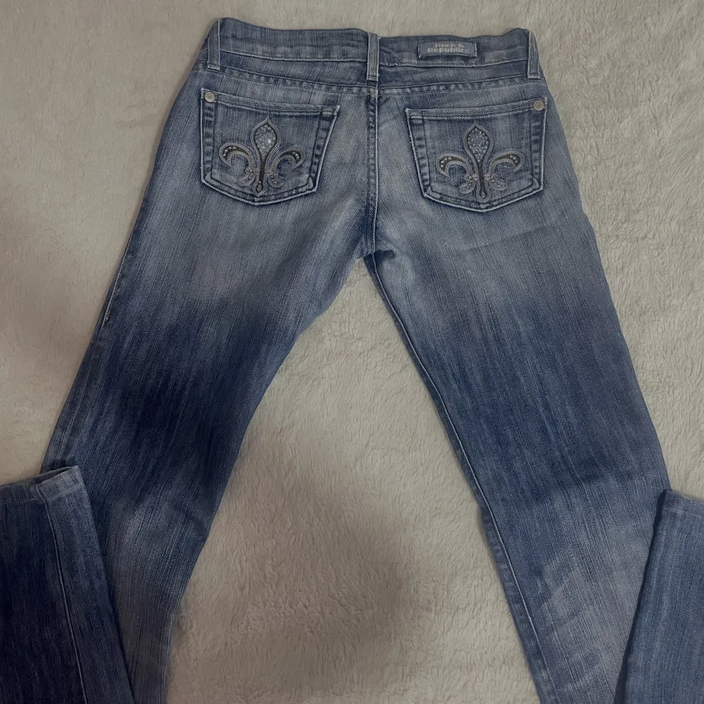 super snygga bootcut jeans från rock & republic (90s vibe) 🤩checka in min profil för mer jeans😍. Jeans & Byxor.