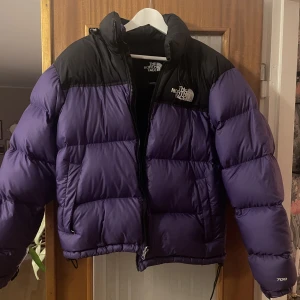North face jacka i lila💕 - Jätte fin lila North face jacka som bara är använd en säsong och som är i jätte fint skick💕den är i herr modell i st S men sitter bra på mig som är tjej och har S också