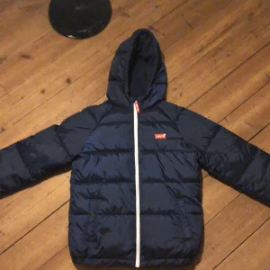 Levis Jacka - Levis jacka i fint skick. Köpt på Zalando för ungefär 1000 kr men har nu växt ut den, tyvär. Storlek 164 cm