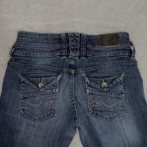 Super snygga lowwaist jeans med coola detaljer på (raka jeans)🤩 