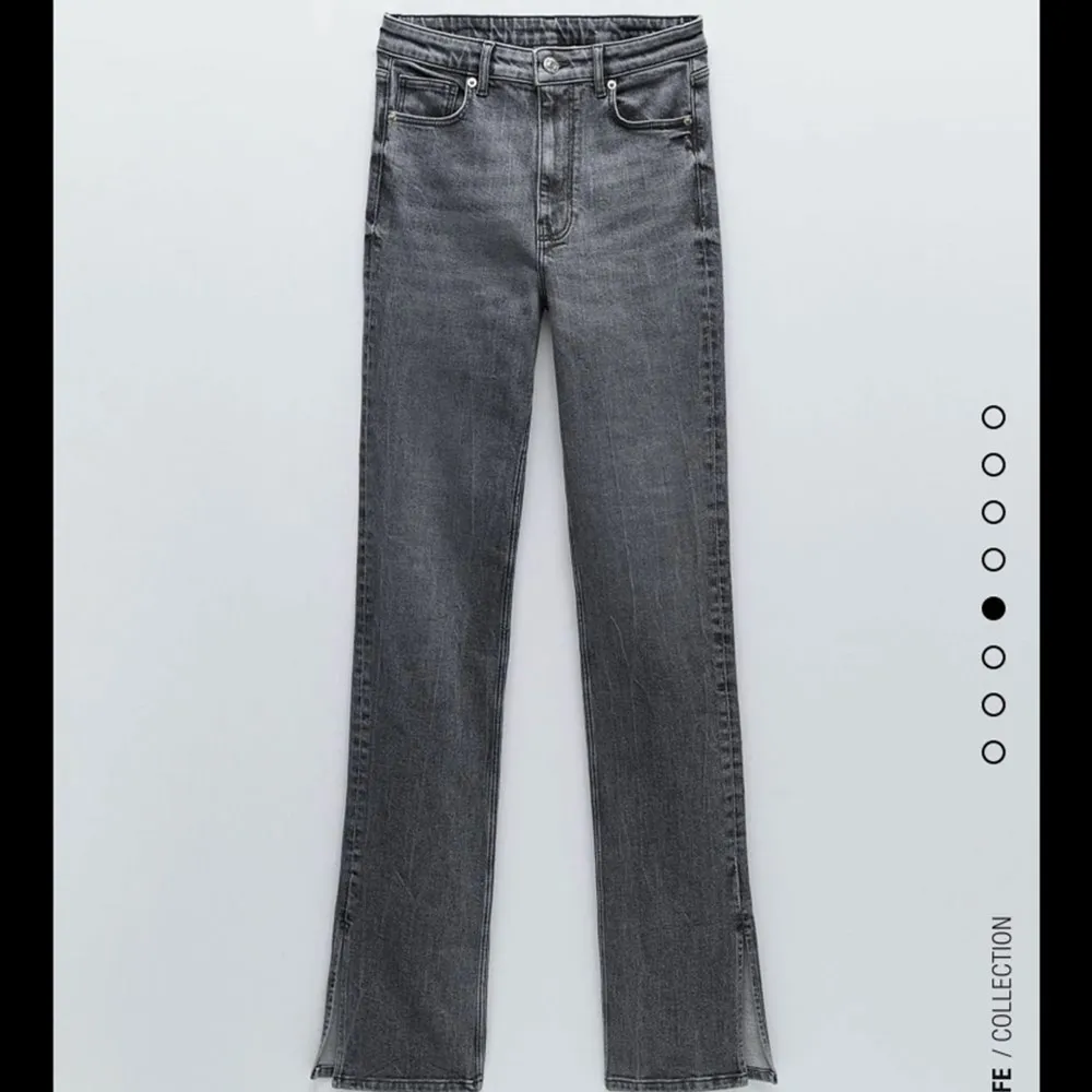 Säljer dessa jeans från zara i storlek 34, de är dock stretchiga så skulle säga att de funkar som 36a också (som jag vanligtvis har). . Jeans & Byxor.