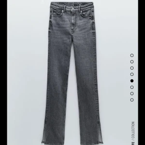 Zara jeans - grå utsvänga med slit - Säljer dessa jeans från zara i storlek 34, de är dock stretchiga så skulle säga att de funkar som 36a också (som jag vanligtvis har). 
