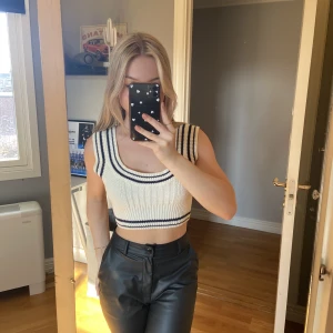 Stickad crop top - Härligt material och relativt varm, Axel banden är tjocka så tröjan åker inte av lätt🤍