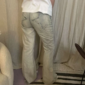 Jeans med stjärnor  - Jeans med stjärnor på! Så coola💙