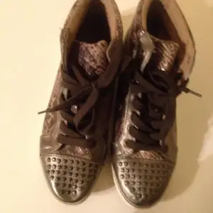 Snyggaste skorna, använda endast några gånger.  Nästan exakt likadana finns på Vestiaire Collection, av märket MiuMiu.    Storlek 40 