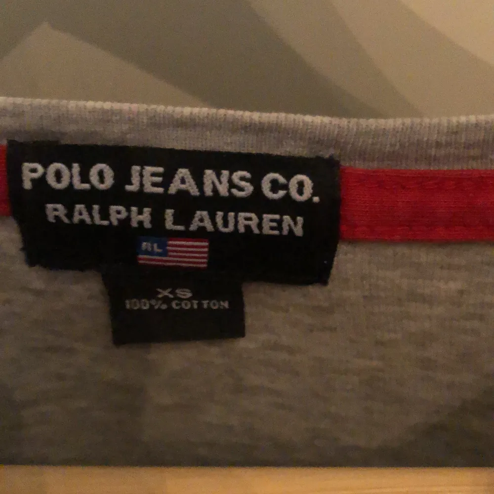 Säljer denna vintage tröjan från ralph lauren. Är använt många gånger men är i jättebra skick. Det enda dåliga är att trycket har gått lite i sönder som på bilden. Men annats jätte bra.. Tröjor & Koftor.