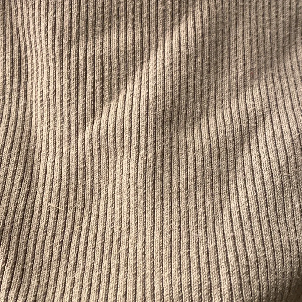 Söker denna ribbstickade långärmade tröjan. På bilderna ser den typ brun ut men den är egentligen grå/grön. Tröjan är lite nopprig. Tröjor & Koftor.