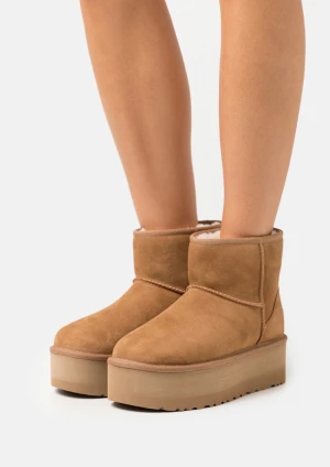 Uggs  - Hej Jag säljer ett pa äkta uggs boots i strl 38 pga jag vill ha den korta varianten. Är de nån som vill byta med mig hör av er till mig ♥️