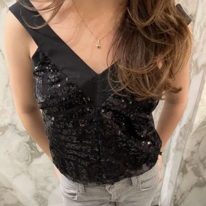 Svart fest topp - Svart glittrig festtopp i storlek XS💋🕺🏽🪩