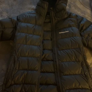 Peak Performance Jacka, Stolek S - Jättefin Peak performance varm vinterjacka som är knappt använd. Stolek S