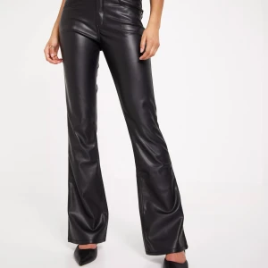 Skinnbyxor  - Säljer dessa skinnbyxor från Gina i 32!! Funkar som 34 oxå💗💗fler bilder finns!!