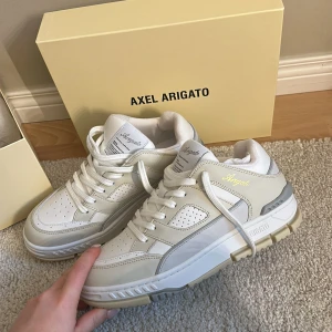 sprillans nya arigatos - SPRILLANS nya axel arigatos, helt slutsålda på hemsidan! Kartong, påse och alla tags medföljer!❤️‍🔥strl 40