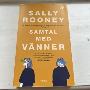 Ny bok aldrig läst. 9/10 skick förutom att den har legat i en bokhylla och fått lite märken.  - Sally Rooney bok! Samma författare som har skrivit normala människor. 