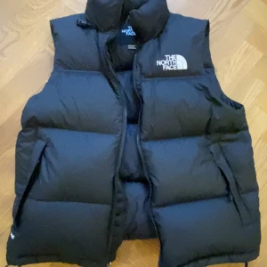 NorthFace Puffer väst - NorthFace puffer väst i storlek M. Nypris 3000, mitt pris 849. Som helt ny! Självklart äkta, köpte på NorthFace butiken på Kungsgatan i Stockholm 