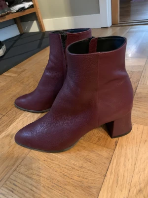 Stövlett - Snygg skinnstövel, använd endast ett fåtal tillfällen 