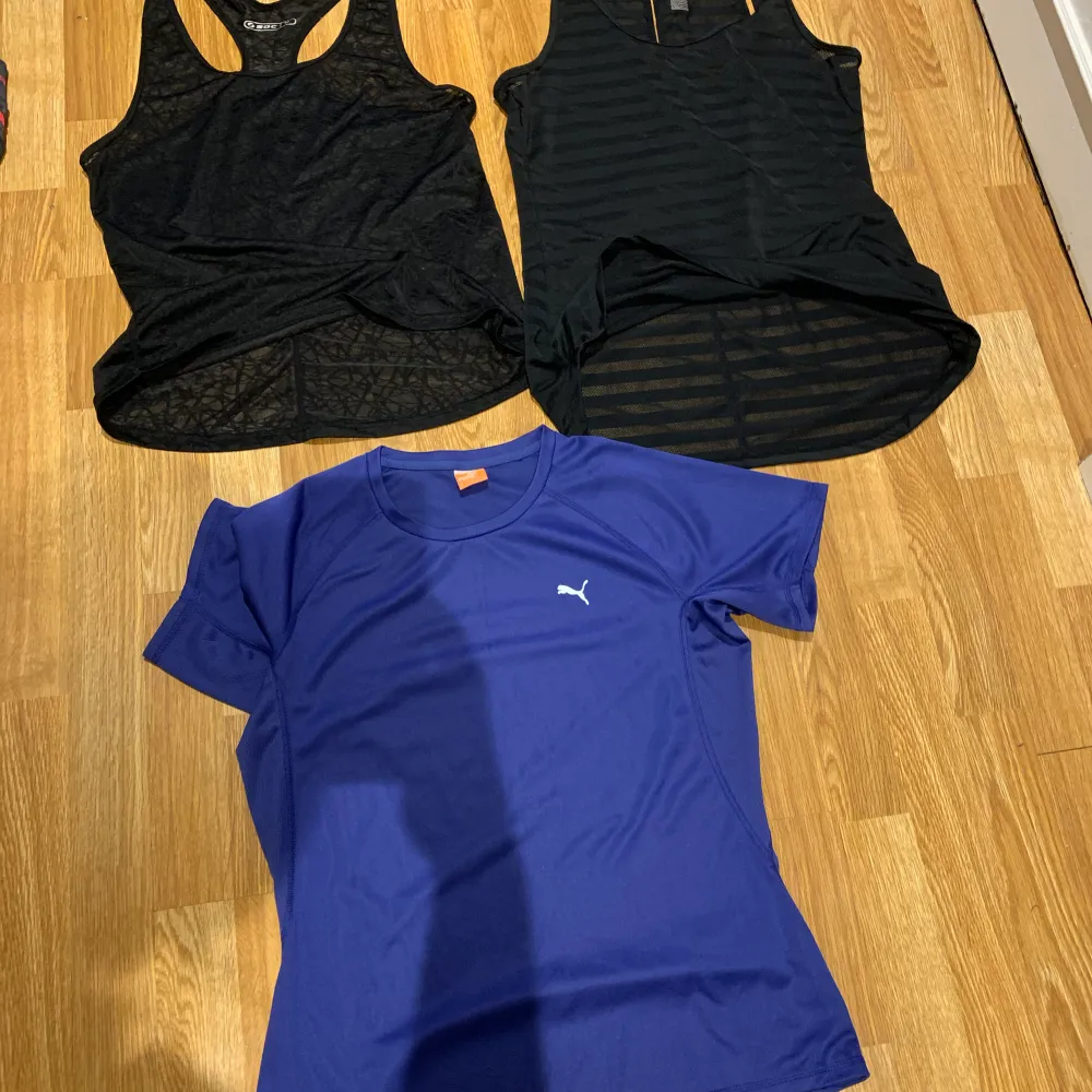 Träningskläder❤️❤️❤️ tights 100 kr st ….Tröjorna 100 kr st …..Helly Hansen setet 300 kr….. Alla är nästan strl S Allt är i fint skick inga defekter ❤️❤️❤️ Olika märken på dem  Kari traa, 2xu, Blacc ,OTP ,SOC🩶. Jeans & Byxor.