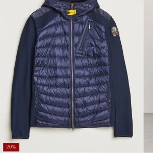 jacka  - Säljer den eftersom jag inte använder den längre den är i bra skick fast en liten skada på armen som man inte märker av ens.