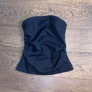 Svart korsett topp💓 - Så snygg korsett topp i storlek S från shein💘 Helt ny, passade tyvärr inte💞Nypris: 139kr! As snygg med en bolero eller till halloween, passar perfekt till fest!💖