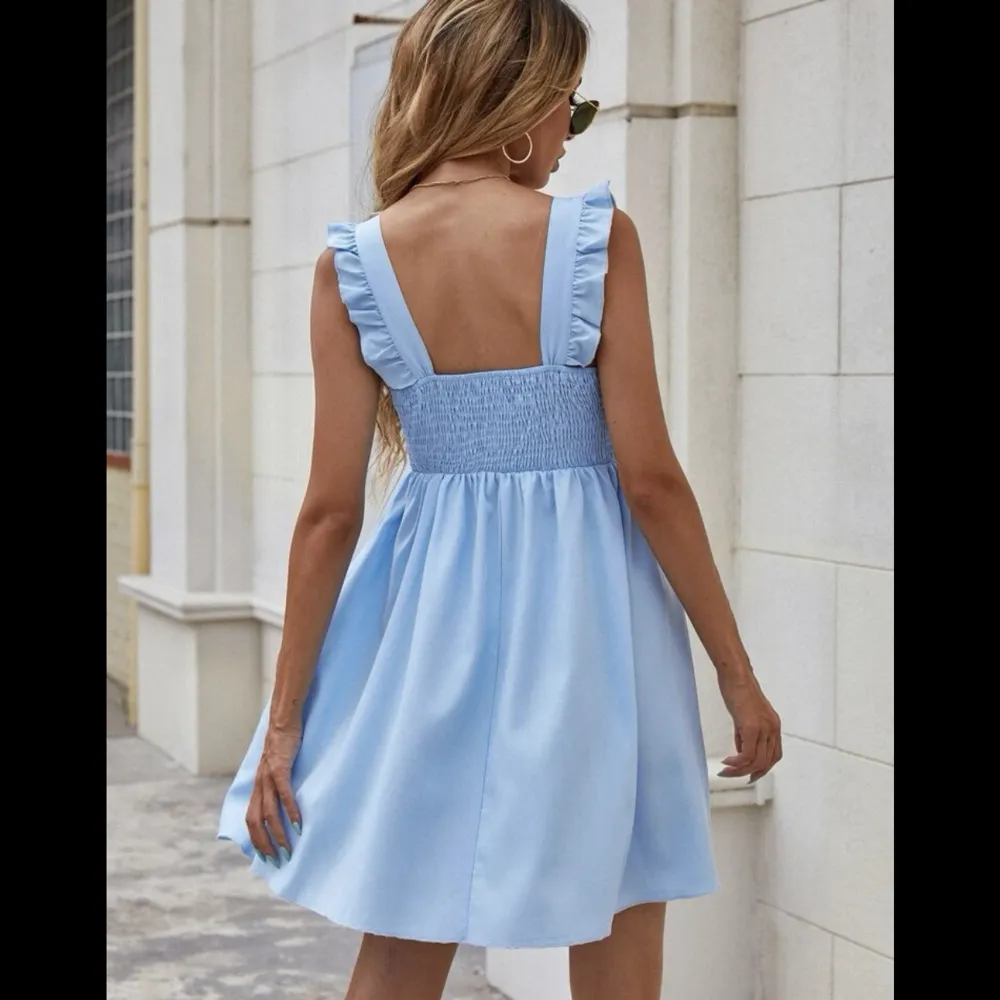 En jättefin babyblå klänning. Helt oanvänd.. Klänningar.