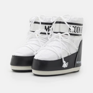 Moonboots  - Ett par coola moonboots som knappt kommit till någon användning alls!!💕fint skick alltså!! Skriv för fler bilder & pris kan diskuteras, vill få de sålda!! Perfekta inför vinter, vattentäta & kyltåliga!!