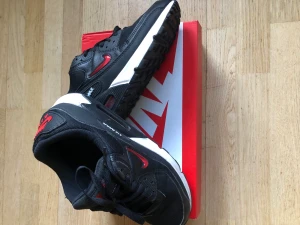 Nike Air Max 90  - Nike Air Max 90 black / university red / white  Stl 42,5  Inget fel och i perfekt kvalitet  Nypris 1800