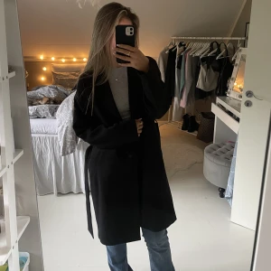 Kappa S - Fin svart kappa i storlek S💕