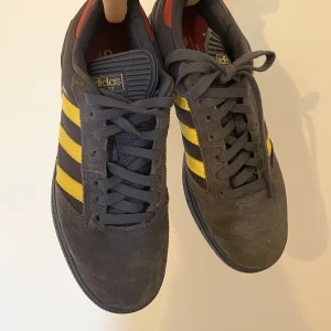 Adidas Busenitz sneakers - Jättefina Adidas Busenitz som är sparsamt använda. Jag har vanligtvis storlek 39-40 men tycker adidas är ganska små i storleken.