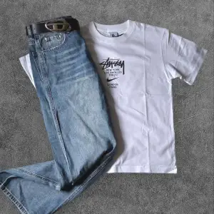 Ett bar gråblå baggy jeans. Bältet och tshirten i bilden e sålda