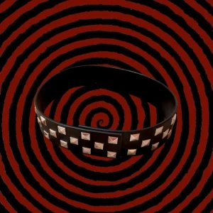 Coolt punkit bälte - Bälte av fake-läder med nitar. Knäpps med knappar (som syns på sista bilden) Ca. 75-78 cm i omkrets när den är knäppt