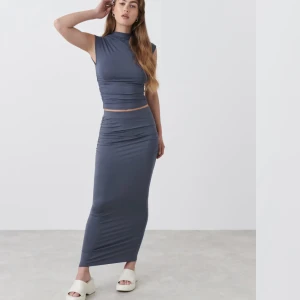 Set från Gina Tricot - Säljer grå kjol och topp från Gina tricot. Toppen är i S och kjolen M.